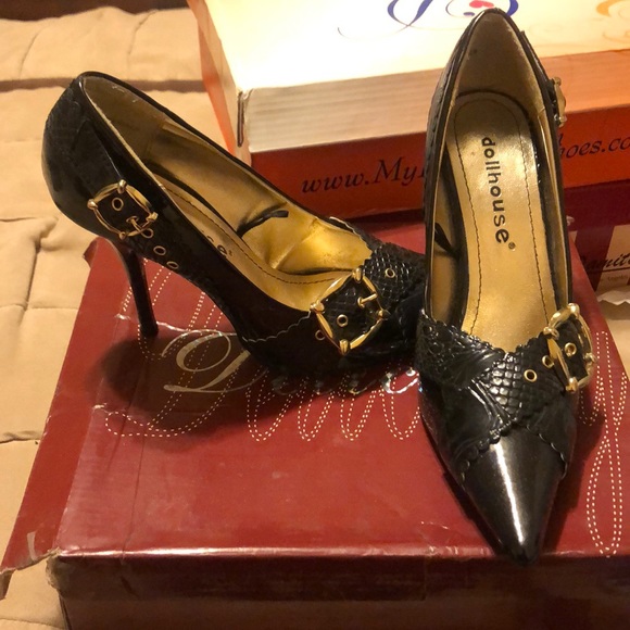 Pumps with gold buckle - Picture 1 of 1